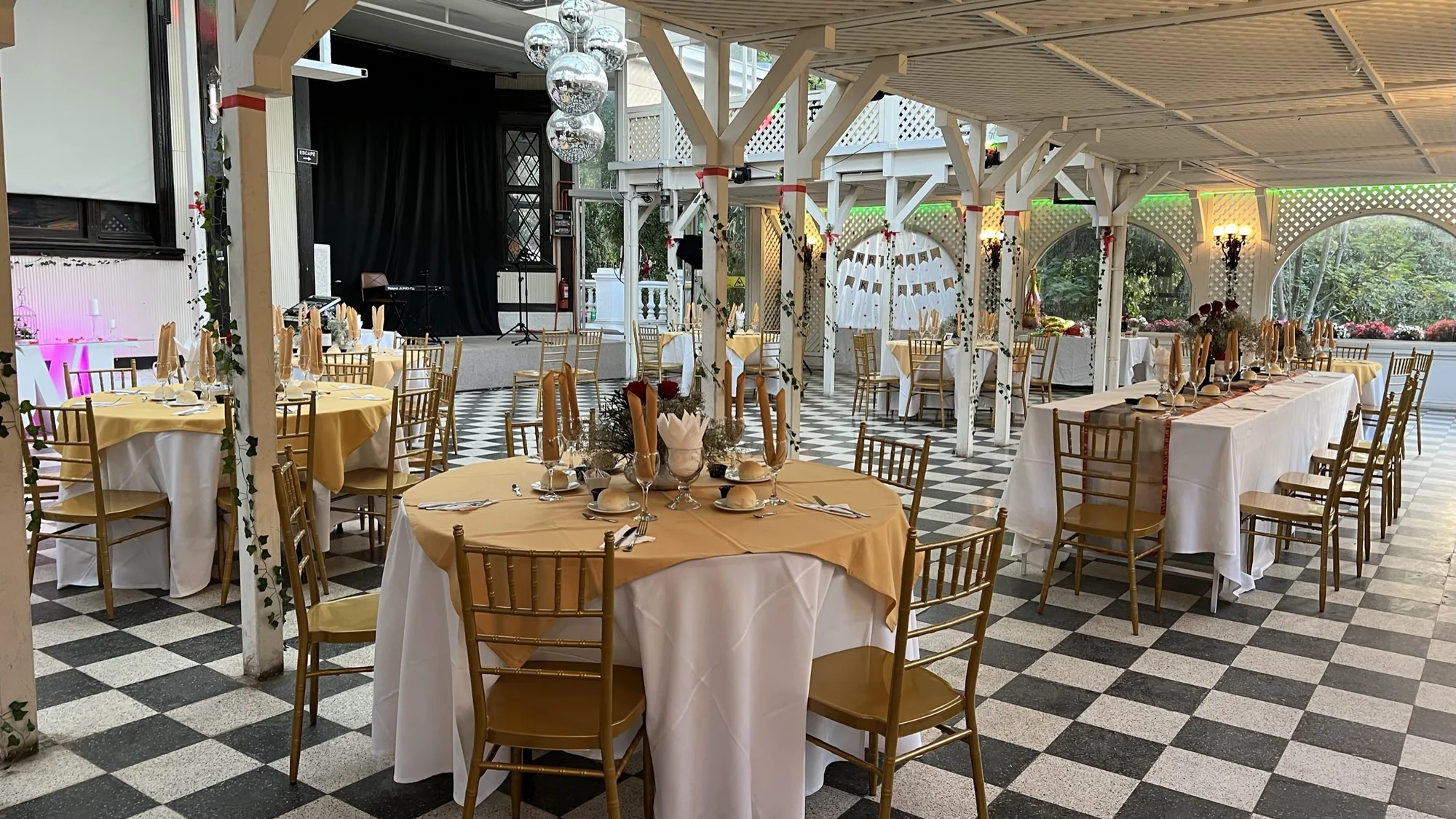 Salón claro montado con mesas doradas