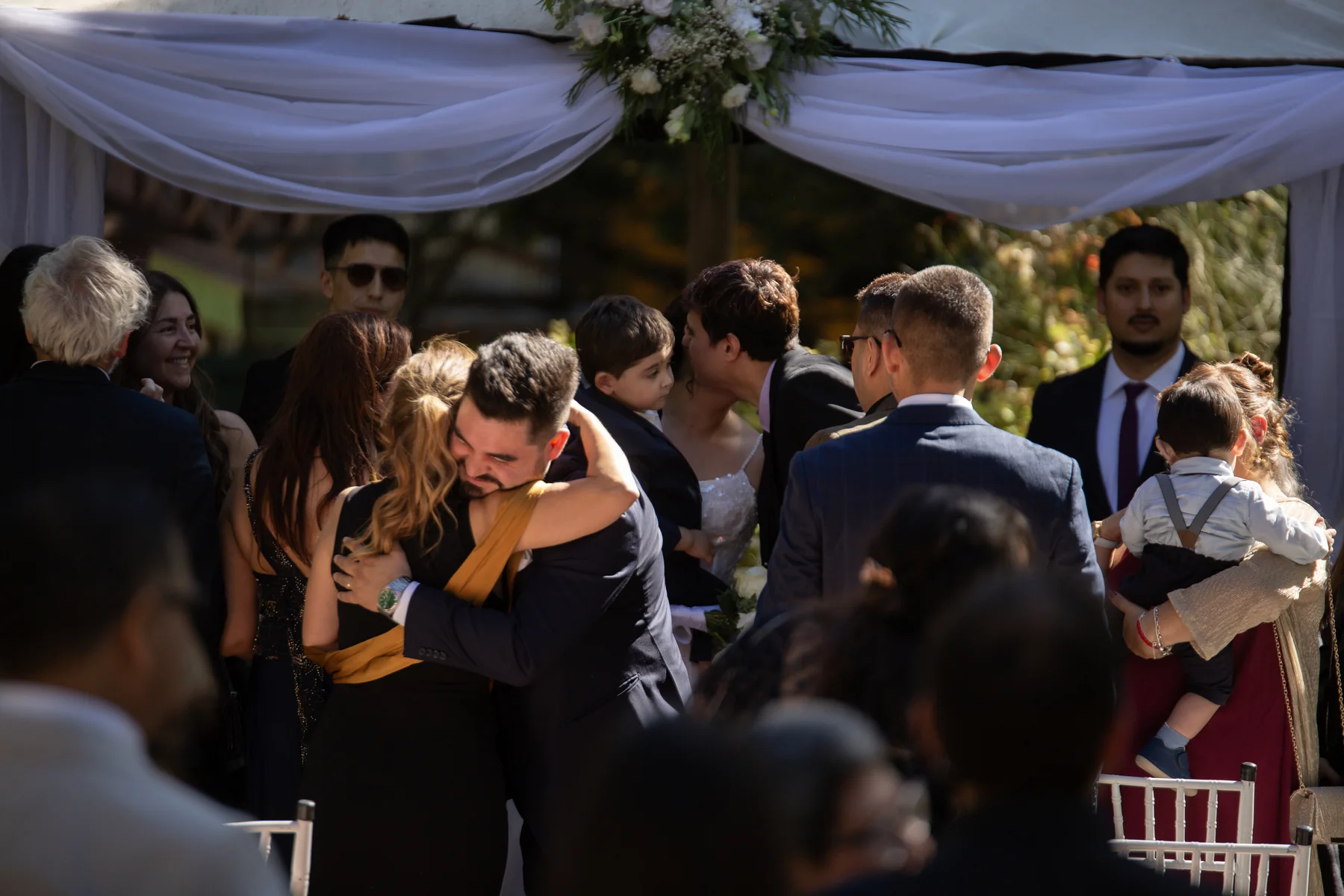 Momento compartido durante un matrimonio