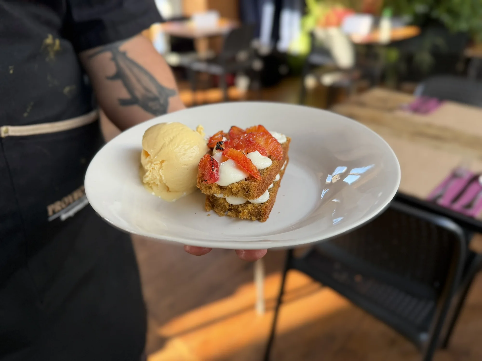 Postre emplatado antes del servicio